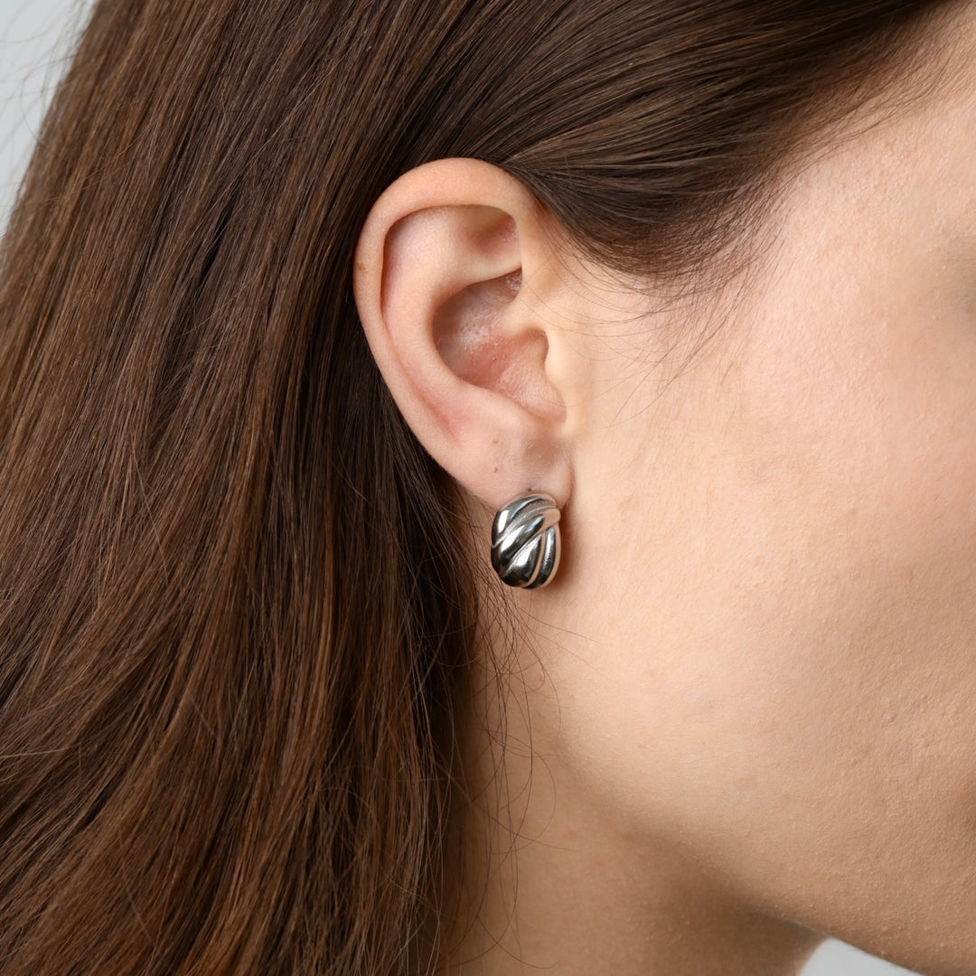 Siv – twisted stud earrings in stainless steel, silver | Timi of Sweden