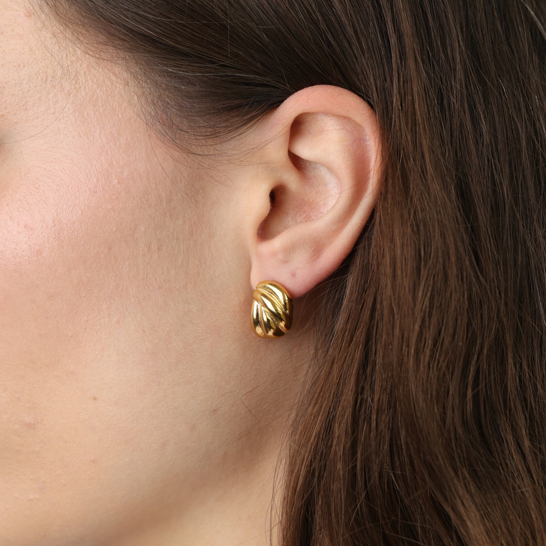 Siv – twisted stud earrings in stainless steel, gold | Timi of Sweden